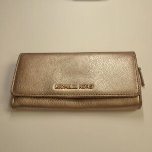 MICHAEL KORS JET SET TRAVEL LARGE ACCORDION WALLET GOLD